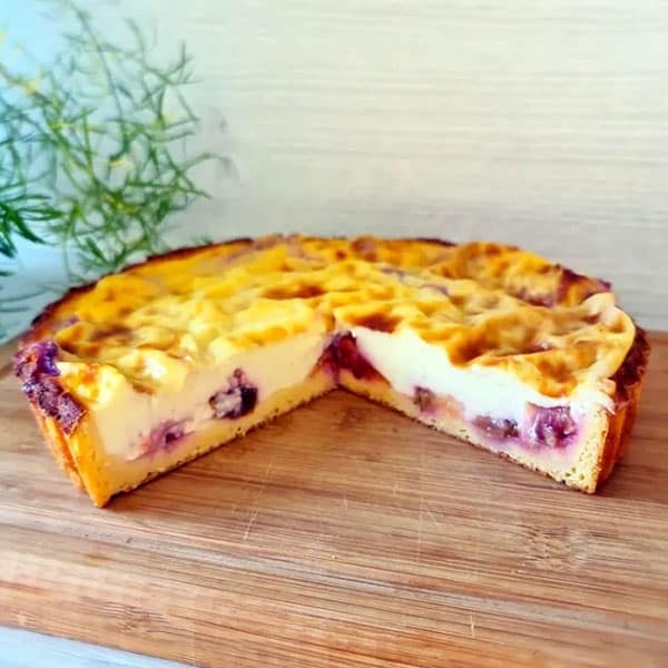 Tart with plums and boiled cream 1 Tart with plums and custard