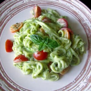 Par mani 12 Cukini spageti ar avokado mērci