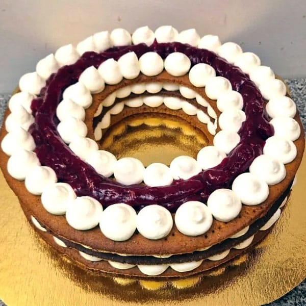 Medus torte ar dzērvenēm un sāļo karameli