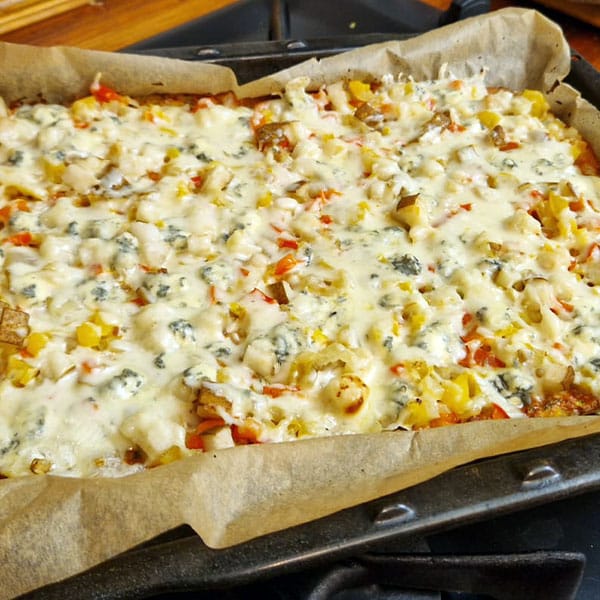 Cukini pica ar bumbieri un zilo sieru 1 Zucchini pizza with pear and blue cheese