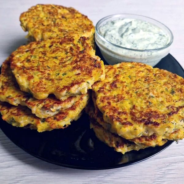 Vistas filejas kotletes ar kartupeļiem un burkāniem 1 Chicken fillet cutlets with potatoes and carrots