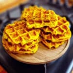 Ķimeņu siera vafeles ar biezpienu ķirbi un čilli