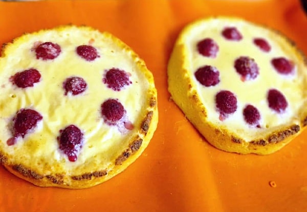 Raspberry curd buns
