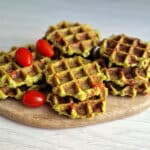 Вафли из тунца и брокколи с сыром и помидорами