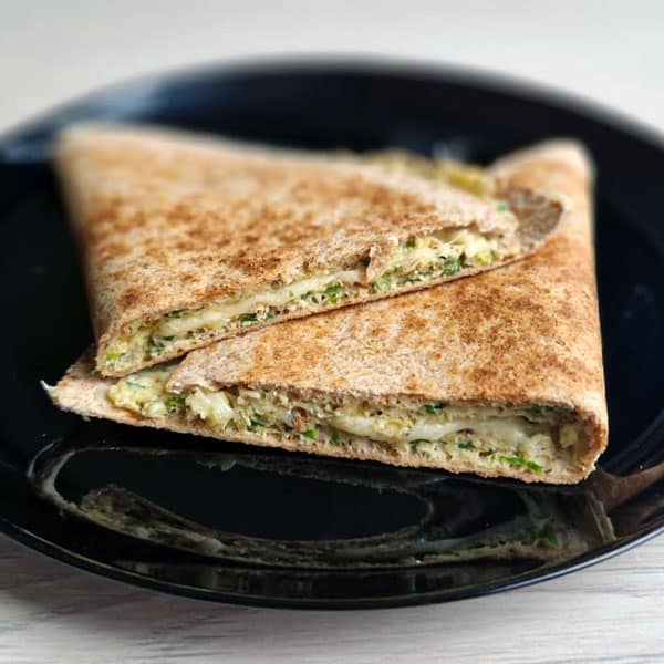Omlete tortiljā ar sieru un zaļajiem lociņiem 1 Omlete tortiljā ar sieru un zaļajiem lociņiem