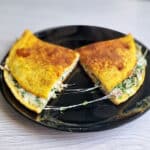 Морковный омлет с сыром и тунцом