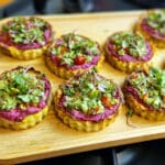 Картофельные тарталетки с начинкой из свеклы и сыра фета