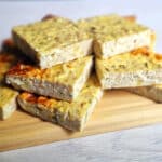 Oatmeal-curd pie with pear and blue cheese
