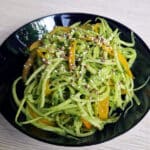 Baltā redīsa un paprikas salāti ar avokado mērcīti