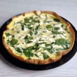 Omlete tortiljā ar graudaino biezpienu un spinātiem