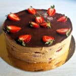 Pilngraudu tortilju torte ar karameļu pudiņu un zemenēm bez cepšanas