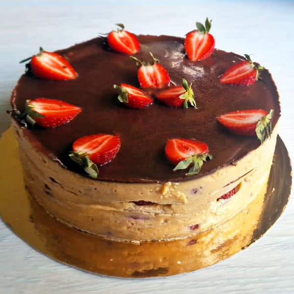 Pilngraudu tortilju torte ar karameļu pudiņu un zemenēm (bez cepšanas) 1 Pilngraudu tortilju torte ar karameļu pudiņu un zemenēm bez cepšanas