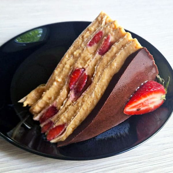 Pilngraudu tortilju torte ar karameļu pudiņu un zemenēm bez cepšanas