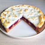 Tarte ar biezpienu, ogām un bezē cepurīti