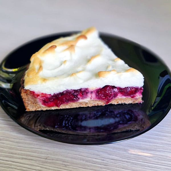 Tarte ar biezpienu ogām un bezē cepurīti