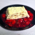 Vaniļas vārītā krēma deserts ar musli un ogu mērci