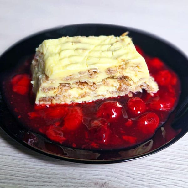 Vaniļas vārītā krēma deserts ar musli un ogu mērci 1 Vanilla cooked cream dessert with muesli and berry sauce
