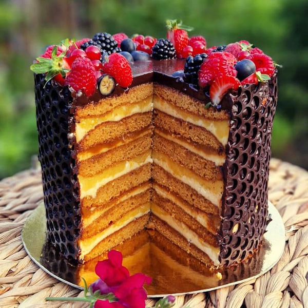 Медовый торт с лимоном и карамельным кремом