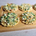 Salāti ar avokado mājas sieru un tomātu smēriņš
