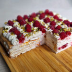 Bezē torte ar avenēm un aprikozēm