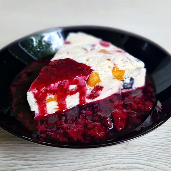 Biezpiena-vaniļas deserts ar ogām un augļiem 1 Biezpiena vaniļas deserts ar ogām un augļiem
