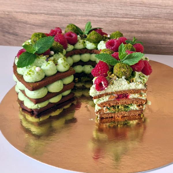 Medus, ciparu torte ar Dubajas šokolādi un avenēm