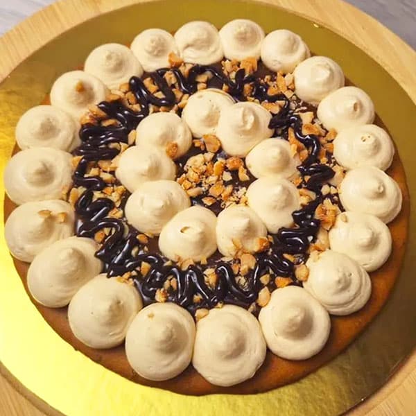 Medus torte ar brūklenēm sāļo karameli un medū grauzdētiem zemesriekstiem