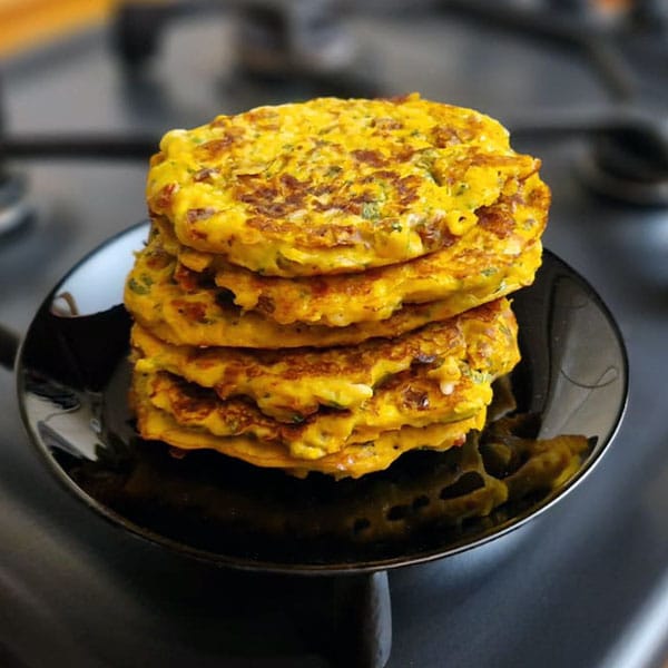 Cukini plācenīši ar saulē kaltētiem tomātiem un sieru 1 Zucchini Flatbreads with Sun-Dried Tomatoes and Cheese