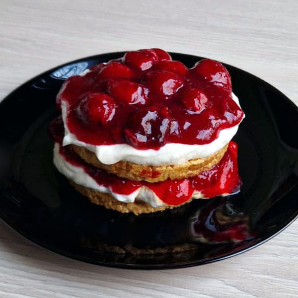 Vieglais deserts ar ķiršiem un biezpienu 1 Vieglais deserts ar ķiršiem un biezpienu