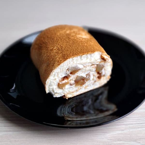 Bezē rulete ar āboliem un kanēli 1 Meringue Roll with Apples and Cinnamon