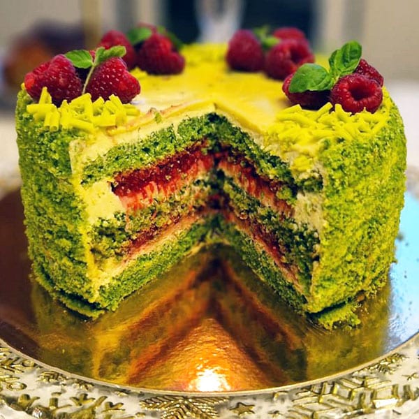 Torte ar spinātu biskvītiem, avenēm un sāļo karameli 1 Torte ar spinātu biskvītiem avenēm un sāļo karameli