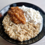 Овсяная каша с зернёным творогом и яблоками