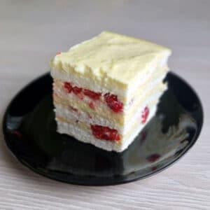 Bezē torte ar vaniļas pudiņu un avenēm